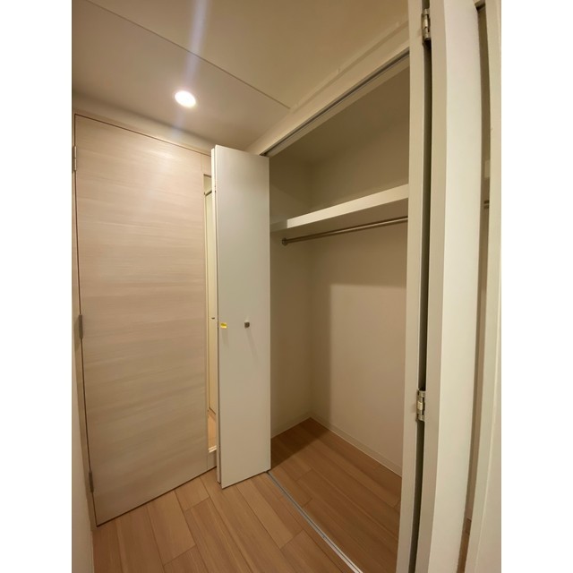 洋室に入ったすぐ横にクローゼットがあります。