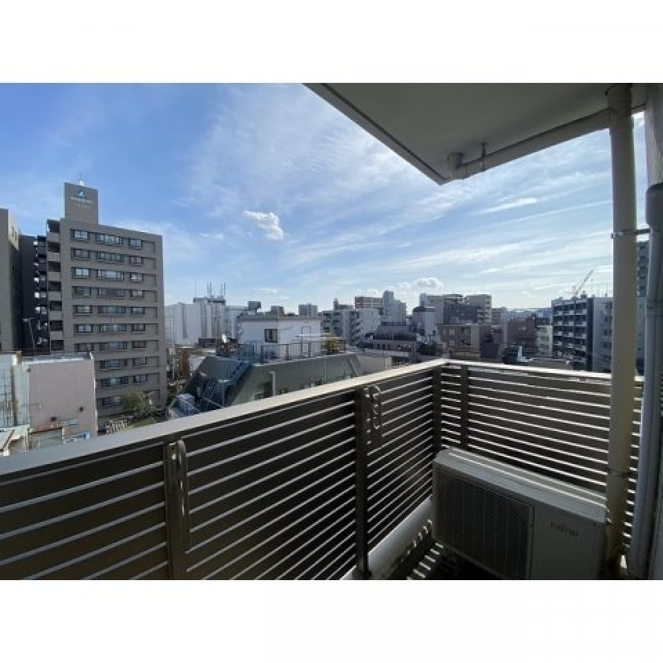 ７階建ての建物の６階にある部屋です。