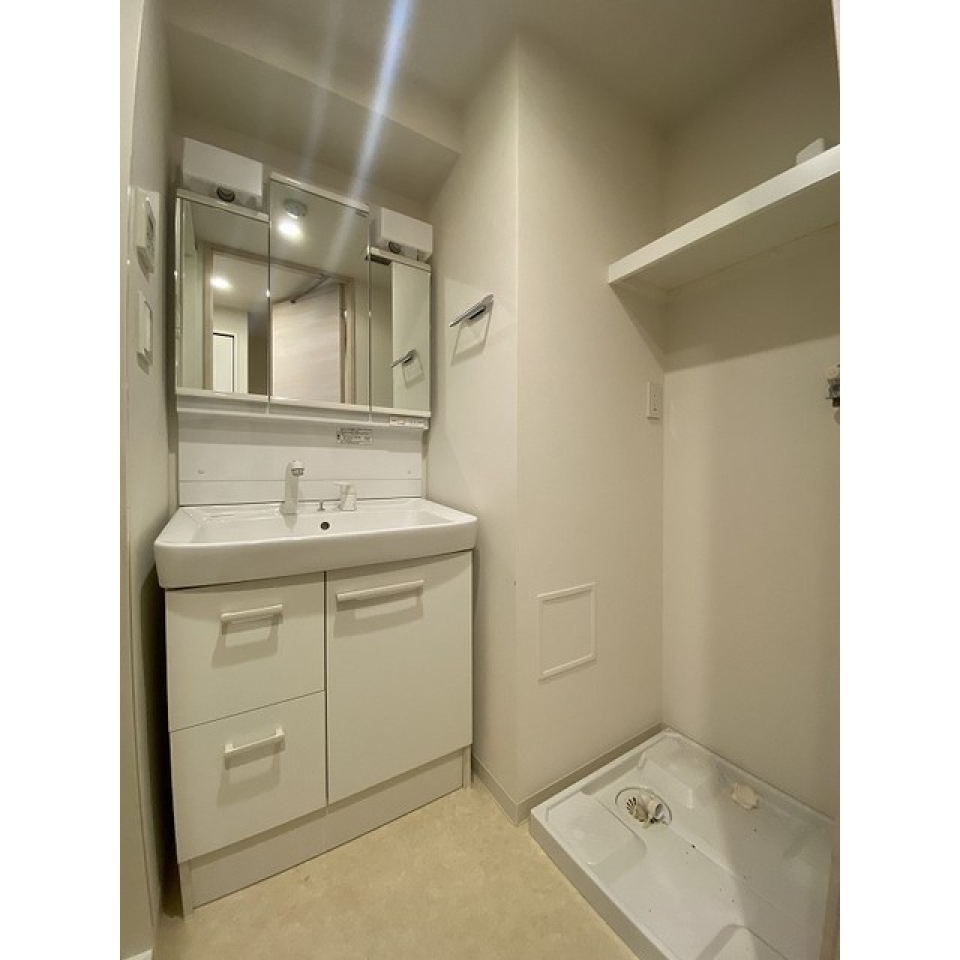 ３面鏡の洗面台です。