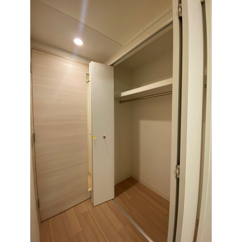 洋室に入ったすぐ横にクローゼットがあります。