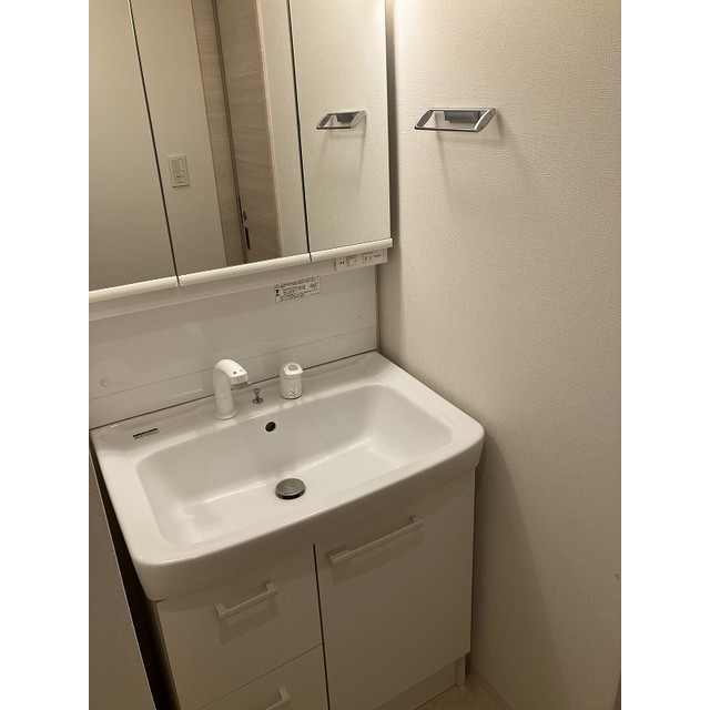 ３面鏡の洗面台です。