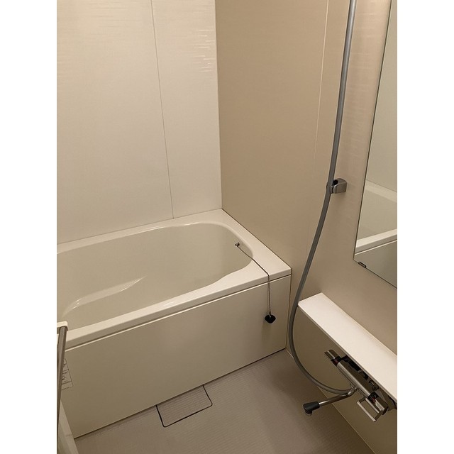 浴室はホワイト調でまとまりがあります。