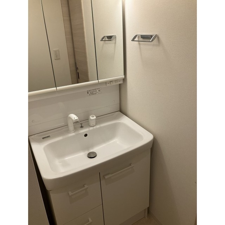 ３面鏡の洗面台です。