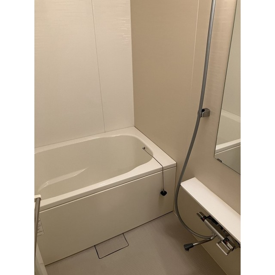 浴室はホワイト調でまとまりがあります。