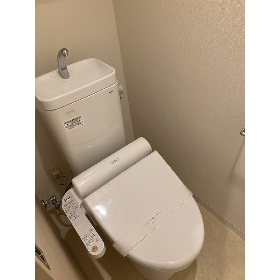 シンプルなトイレ。