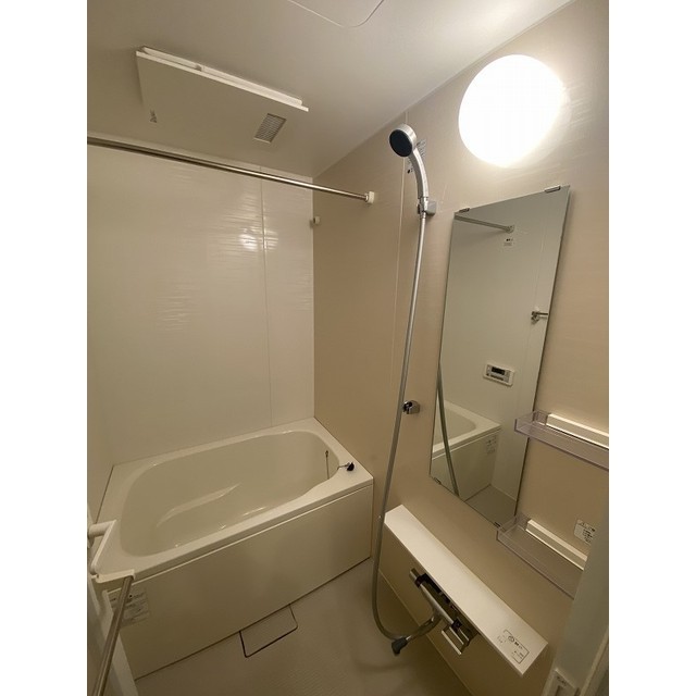 浴室はホワイト調でまとまりがあります。