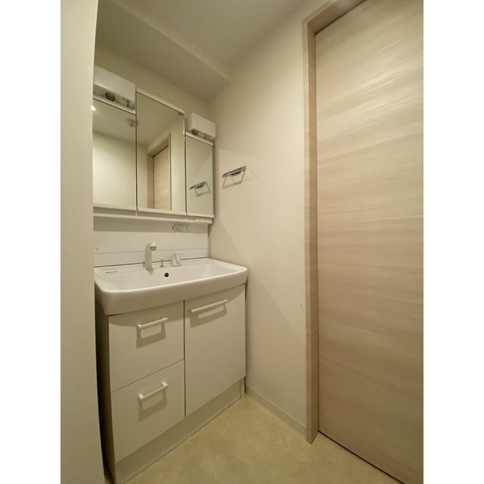 ３面鏡の洗面台です。