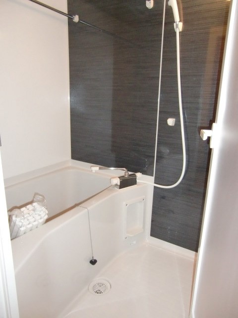 浴室は黒壁がアクセントでおしゃれ