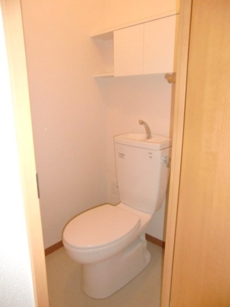 トイレの様子。何かと便利な飾り棚付き