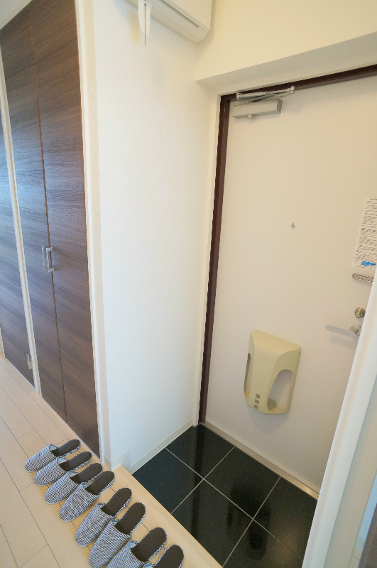 玄関の様子。黒色タイルが大人っぽさを出してくれます