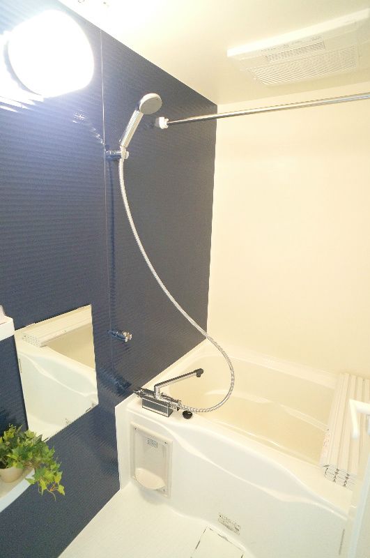 浴室もシンプルですがおしゃれさは忘れず。