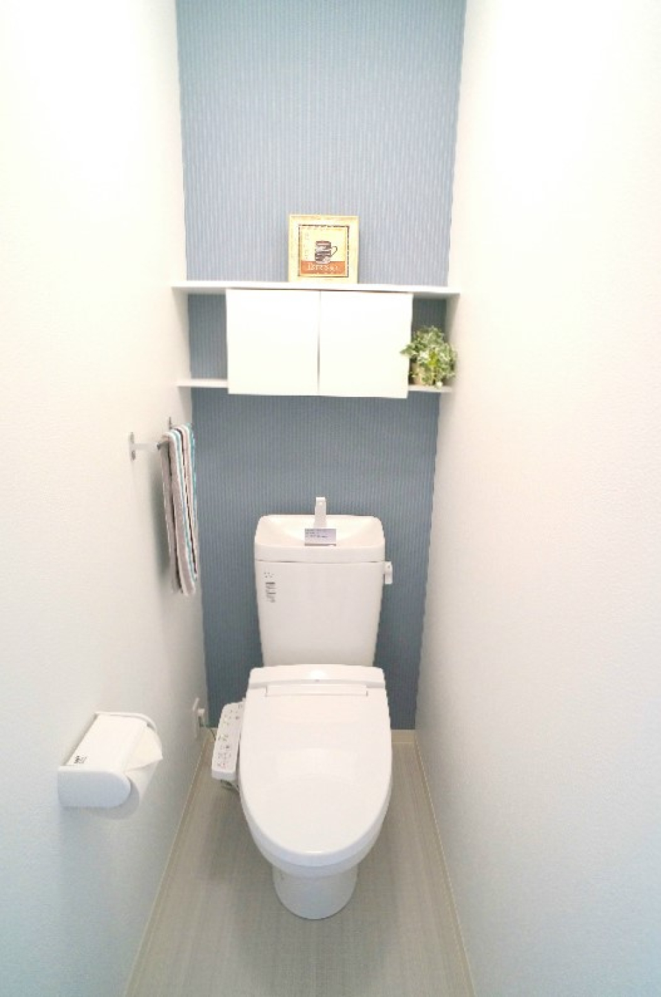 アクセントカラーはライトブルーで統一されていてトイレもおしゃれに。
※写真は家具配置イメージです