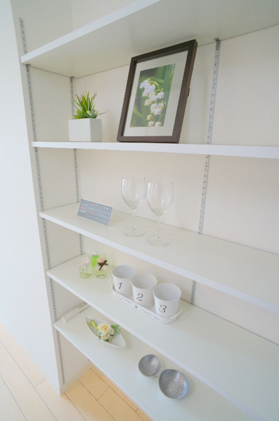 キッチン横に設置されている棚です。使い方はあなた次第！
※写真は家具配置イメージです