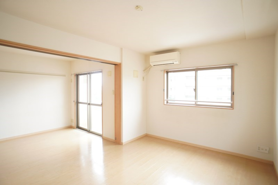 引き戸を開けるとLDKと洋室が繋がってより広く感じます。