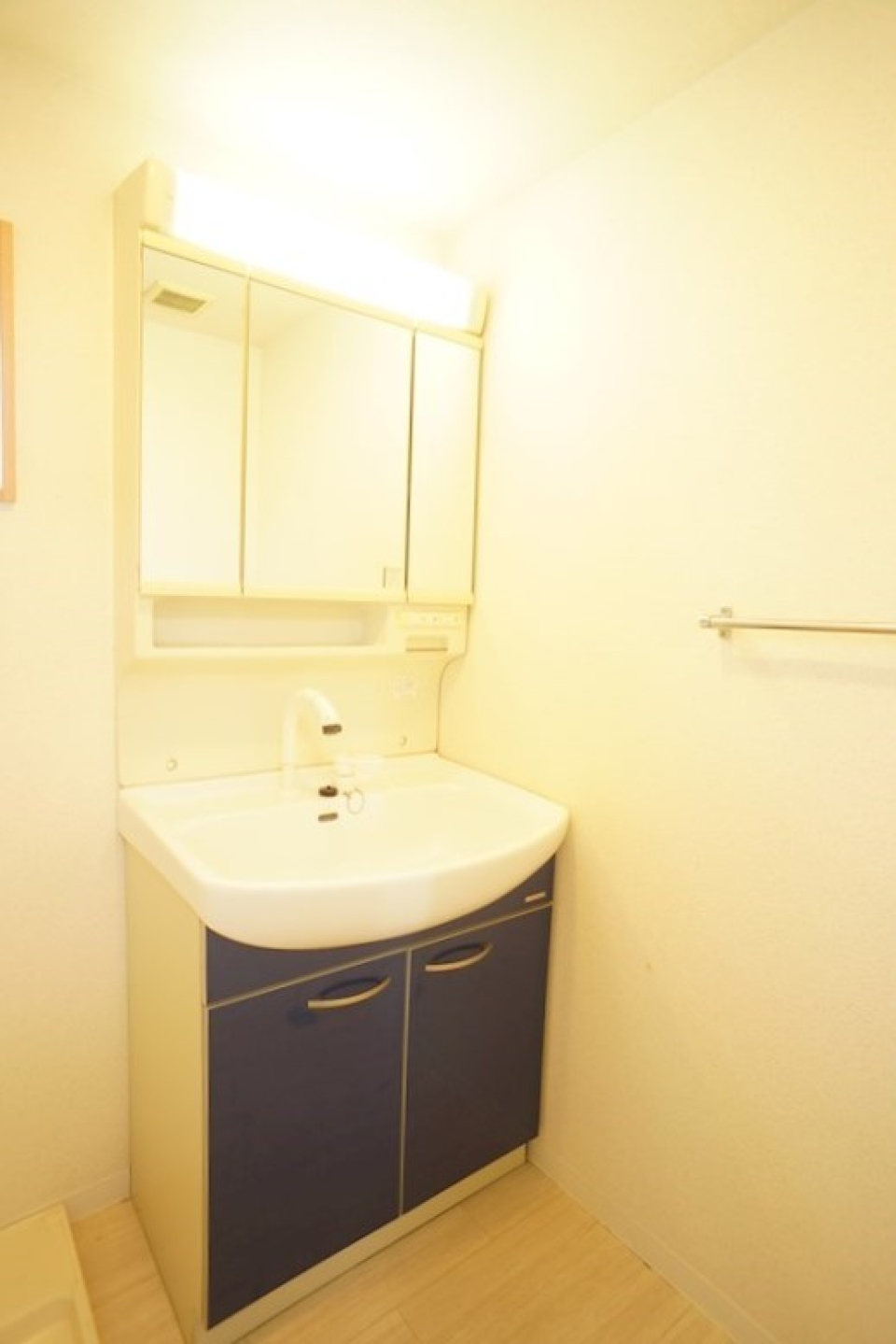 洗面は三面鏡+キッチンと統一されたブルーのアクセントカラーが素敵