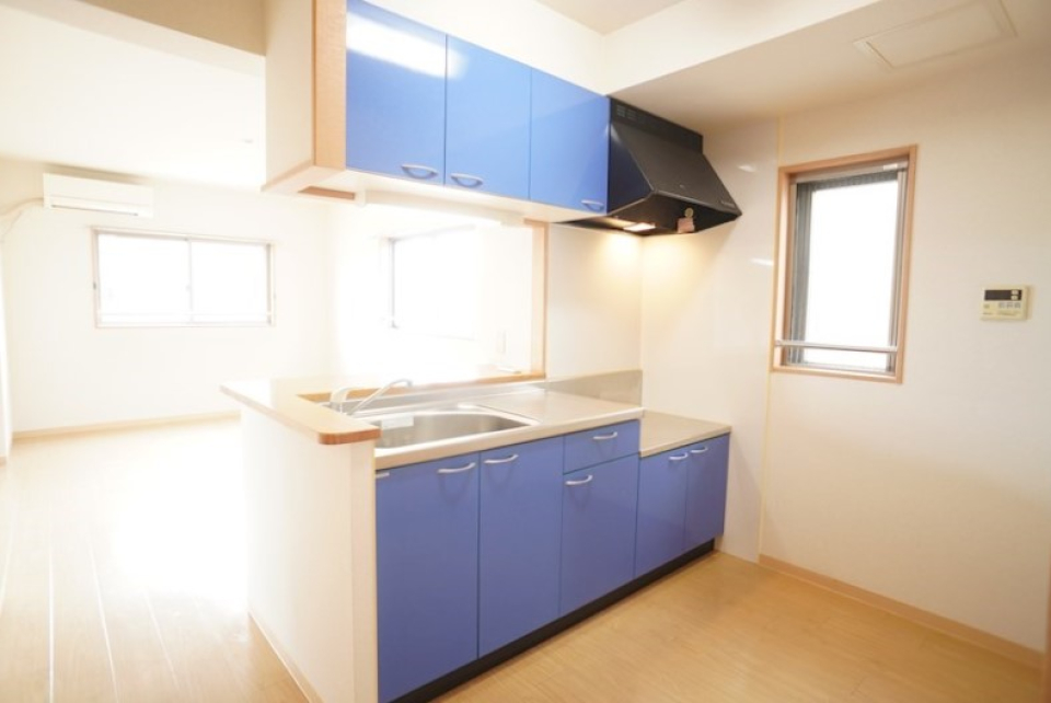 キッチンは対面式ですがガスコンロはご自身での設置が必要です。