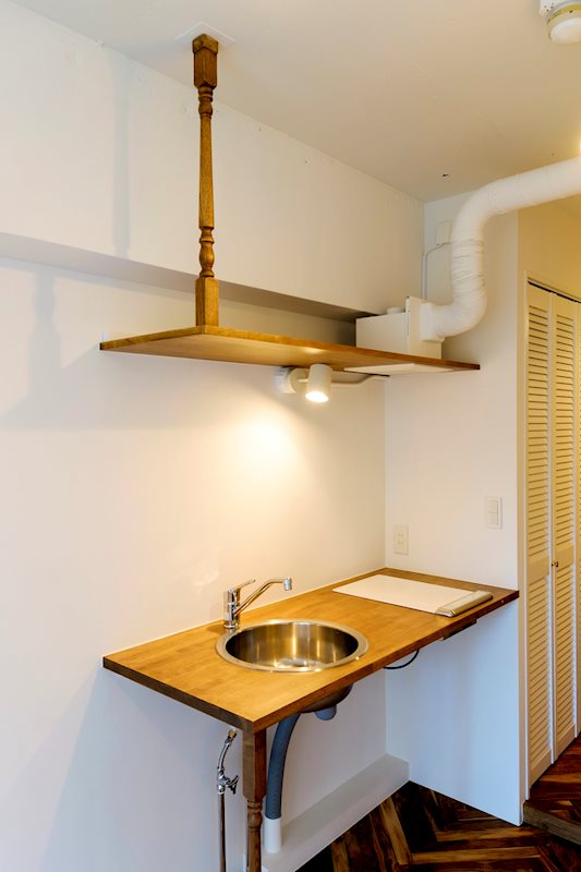 そのままだとちょっと手狭かもしれませんが、コンロやシンク上もうまく使えばお料理も楽しめる◎