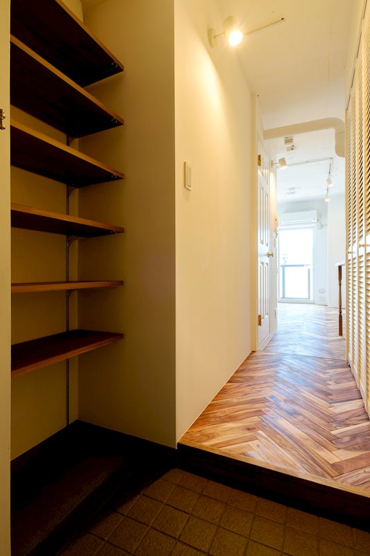 玄関から。左手には可動式のラック、右手にはクローゼット。