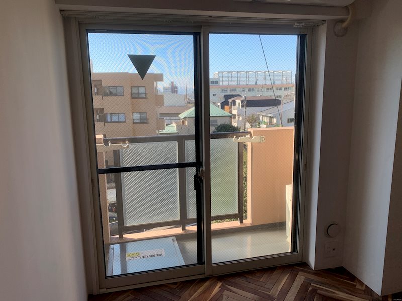 バルコニーから青空を眺める。