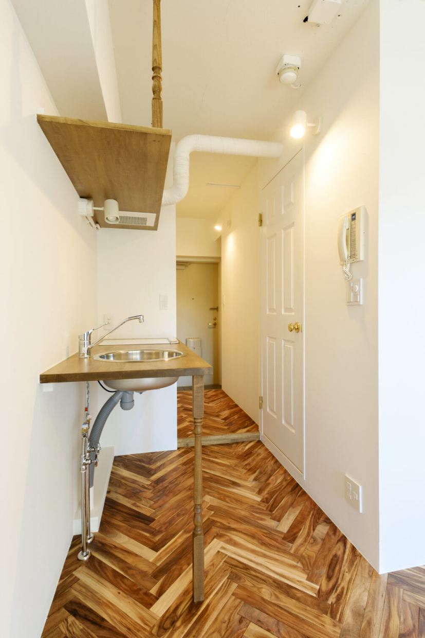 すっきりとコンパクトな壁付けキッチン。収納が少ないので吊棚を活用したい。