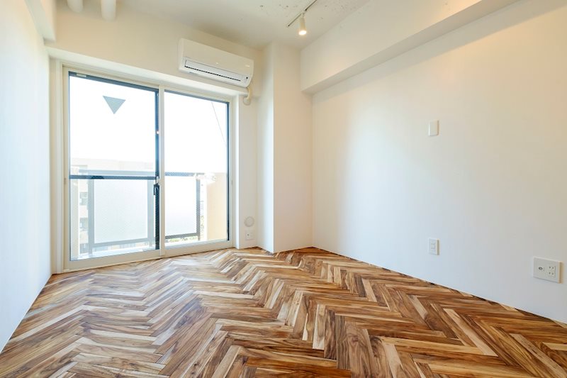 1枚ずつ手作業で仕上げたヘリンボーンフロアが美しい、、。