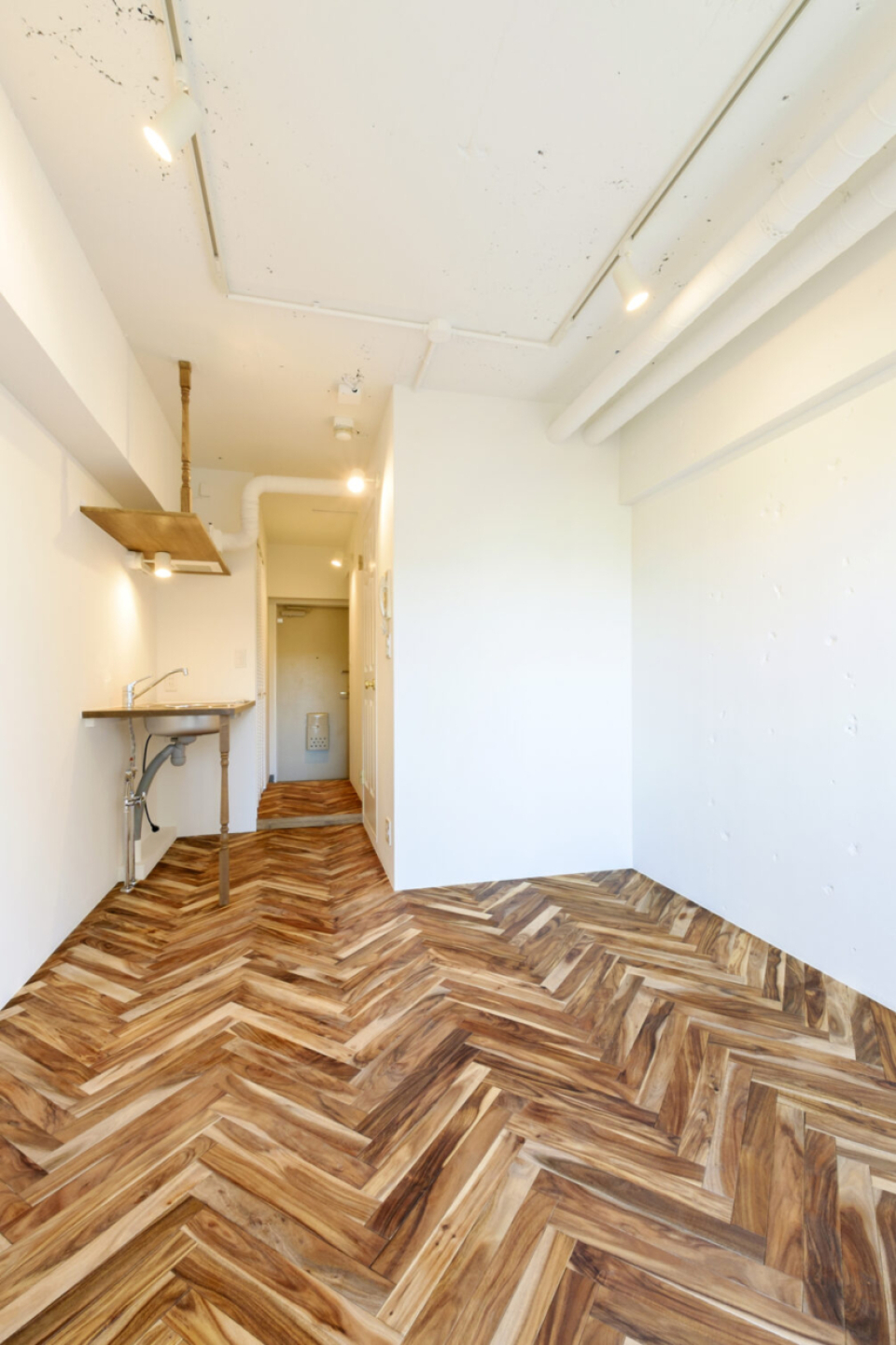 壁や天井はすっきりとしたホワイト塗装で統一され、空間を明るく洗練された印象にしています。