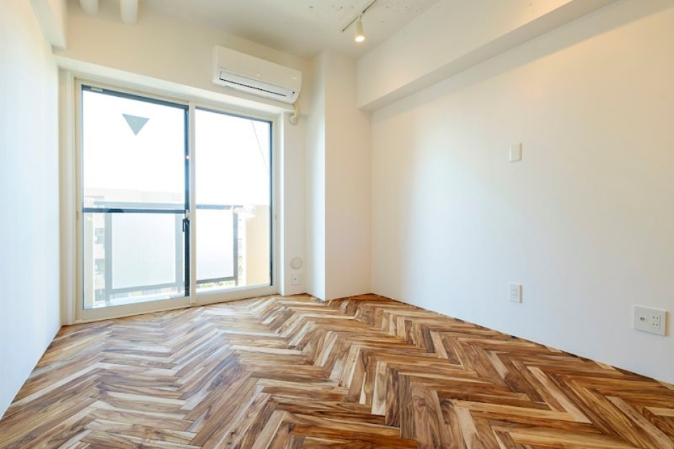 1枚ずつ手作業で仕上げたヘリンボーンフロアが美しい、、。