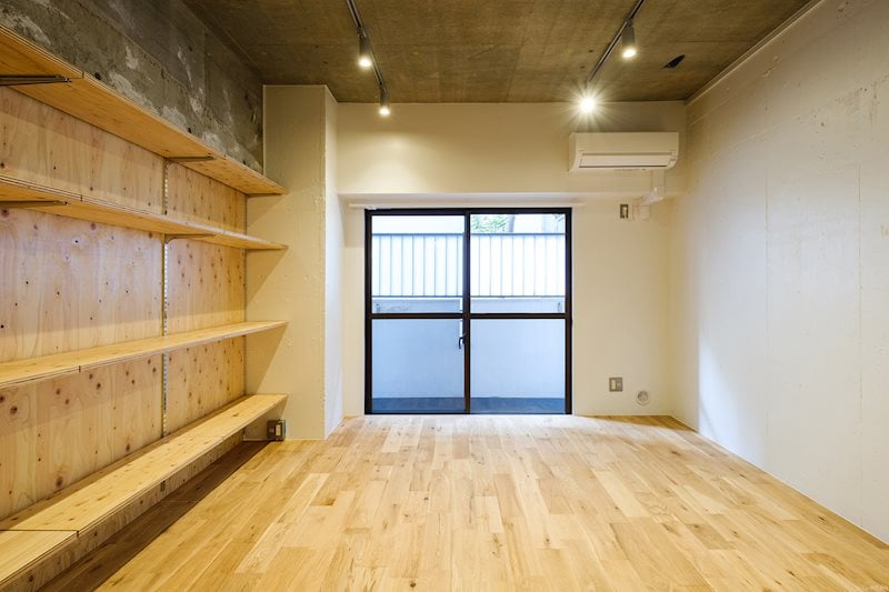 カスタムウォールは飾る・収納するだけではなく、高さ調整をして、デスクや調理器具置き場にも活用できる優れもの。