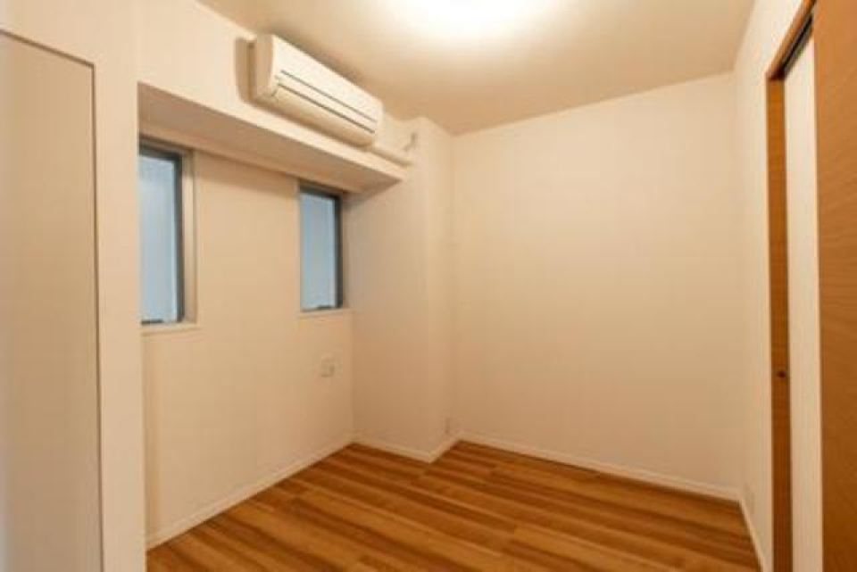 洋室は７．３畳と５．３畳あります。※写真は同タイプ住戸です。