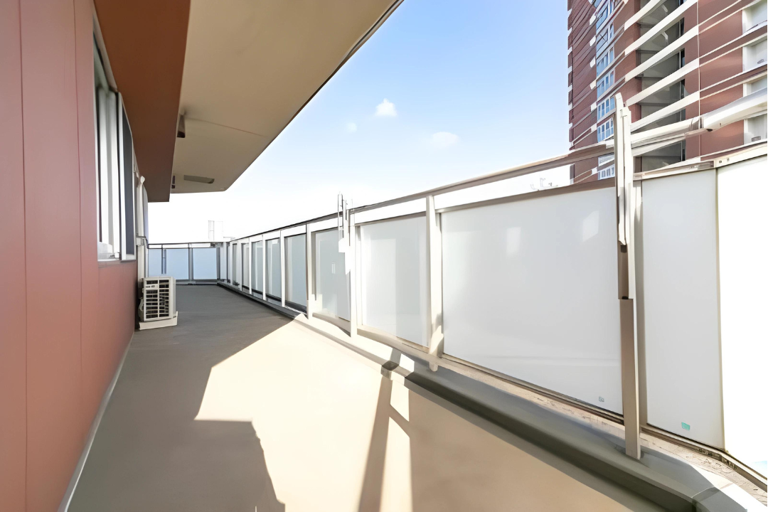 バルコニーはゆとりがあります。※写真は同タイプ住戸です。