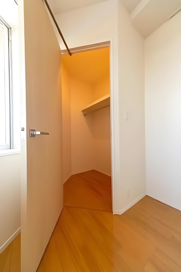 ウォークインクローゼットも完備されています。※写真は同タイプ住戸です。