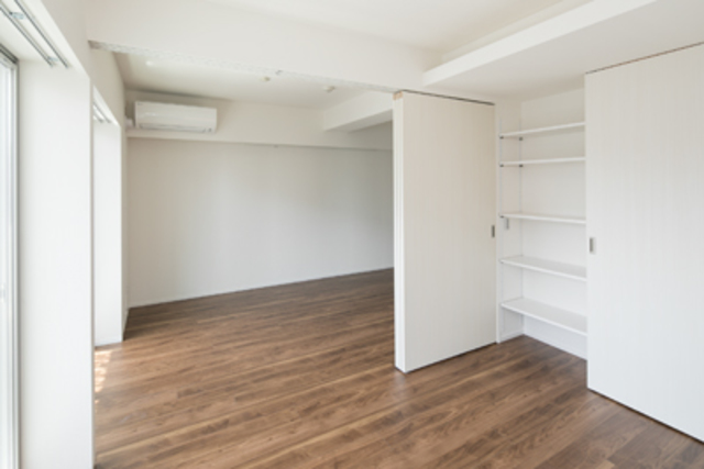 可動式のスライドドアで空間が区切られます。※写真は同タイプ住戸です。