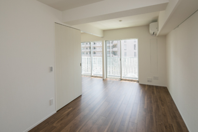 南向きで明るい光が差し込みます。※写真は同タイプ住戸です。