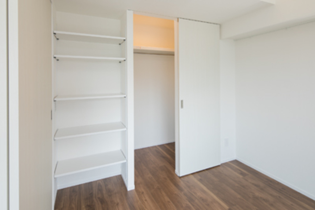 クローゼットの隣には棚がついています。お気に入りのお着物や本を並べて自分だけの空間にしてください！※写真は同タイプ住戸です。