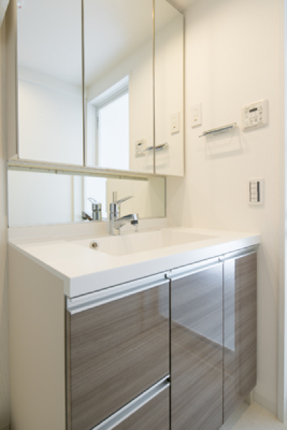 足元のは収納があり、３面鏡があるからたくさん収納ができそう。※写真は同タイプ住戸です。