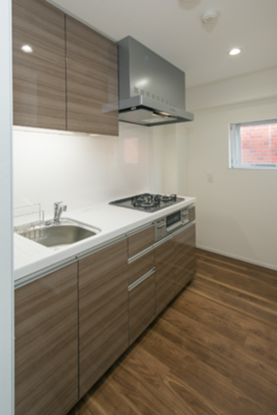 ３口のガスコンロが設置されています。収納も多く、ワークトップもあるので、料理の幅を広げたいですね。※写真は同タイプ住戸です。