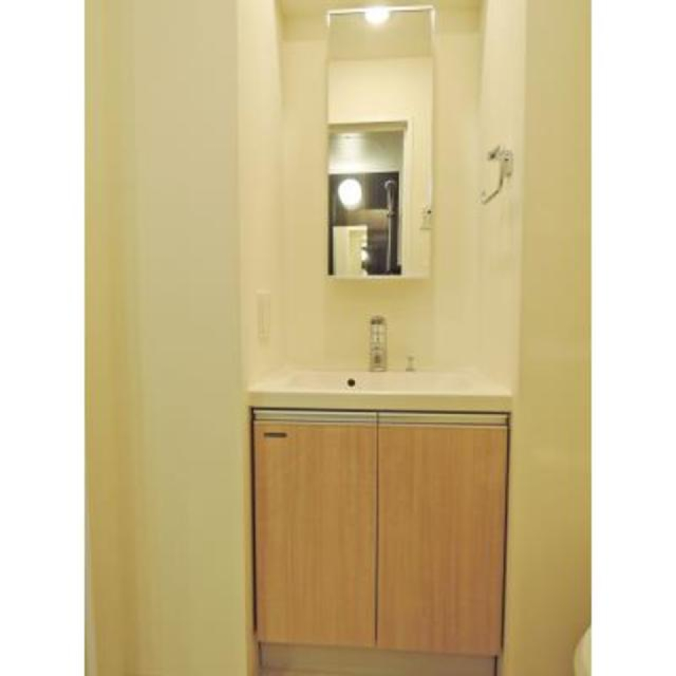 鏡が浮いたように見える洗面台です。※写真は同タイプ住戸です。