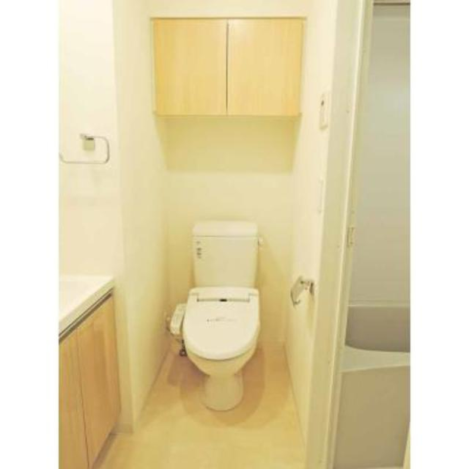 トイレ上の棚に日用品をストックできます。※写真は同タイプ住戸です。