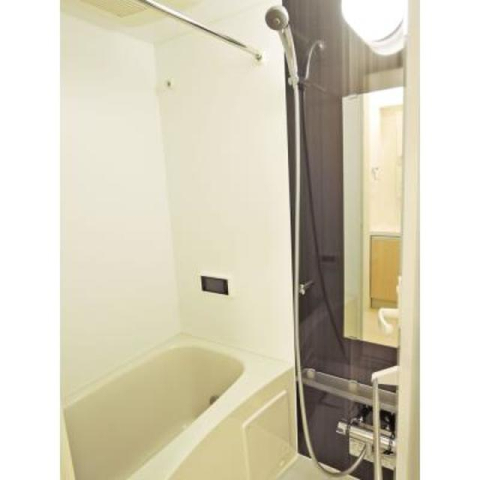 サーモ式混合水栓が浴室。※写真は同タイプ住戸です。