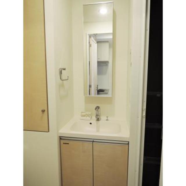 ナチュラルなパネルが採用された洗面台です。※写真は同タイプ住戸です。