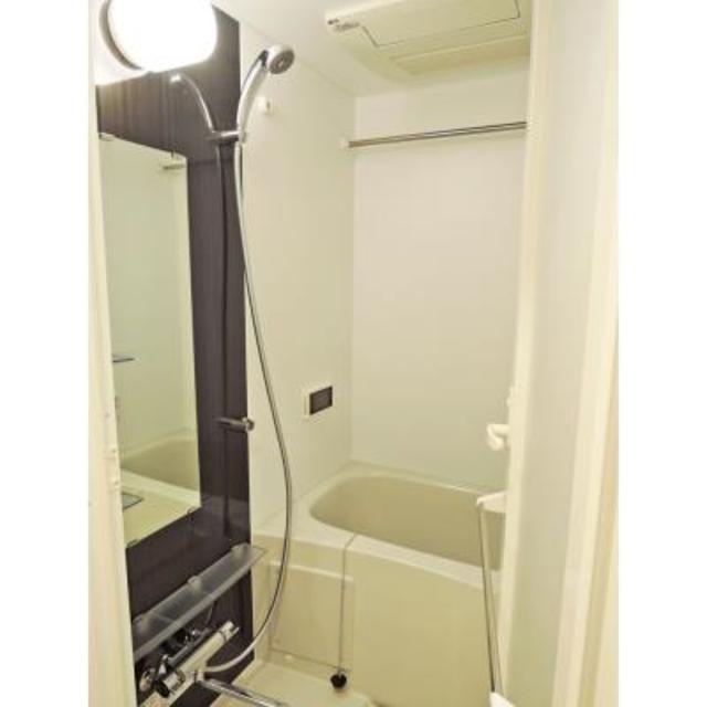 落ち着いたトーンのパネルの浴室です。※写真は同タイプ住戸です。