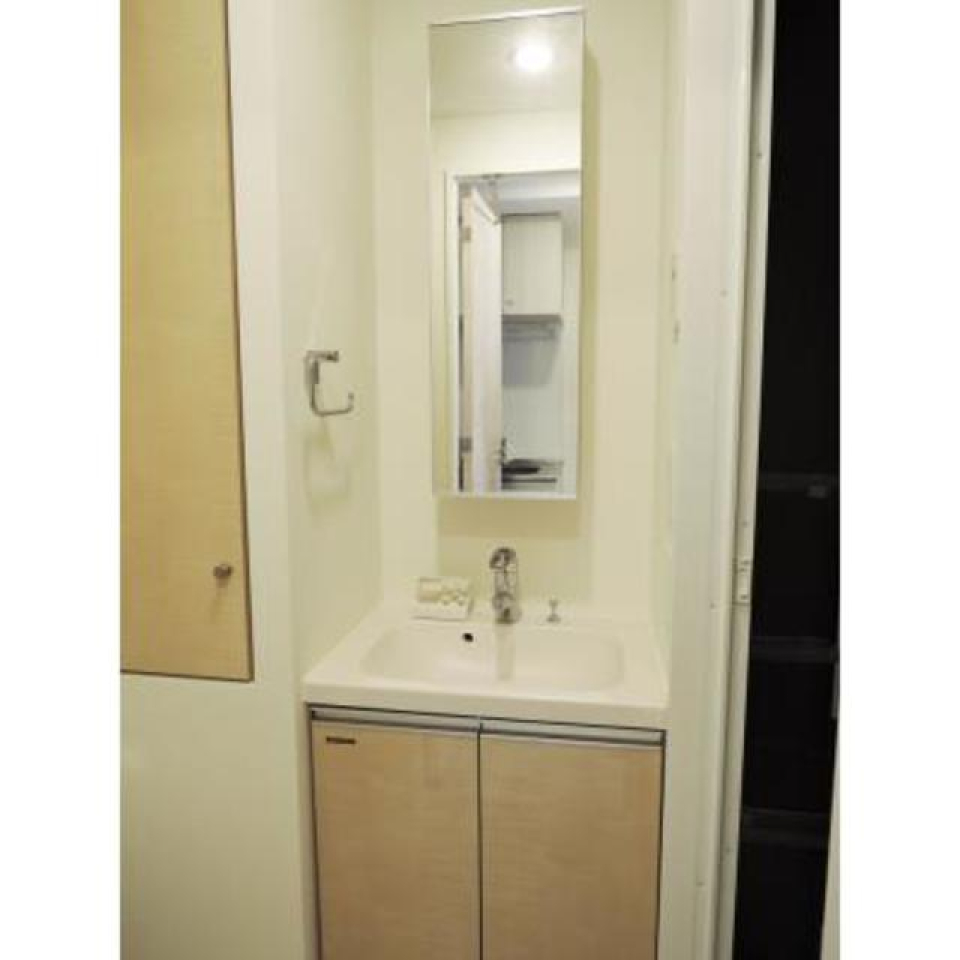 ナチュラルなパネルが採用された洗面台です。※写真は同タイプ住戸です。