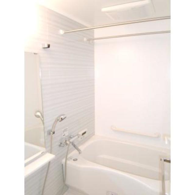 白くまとめられた浴室。※写真は同タイプ住戸です。