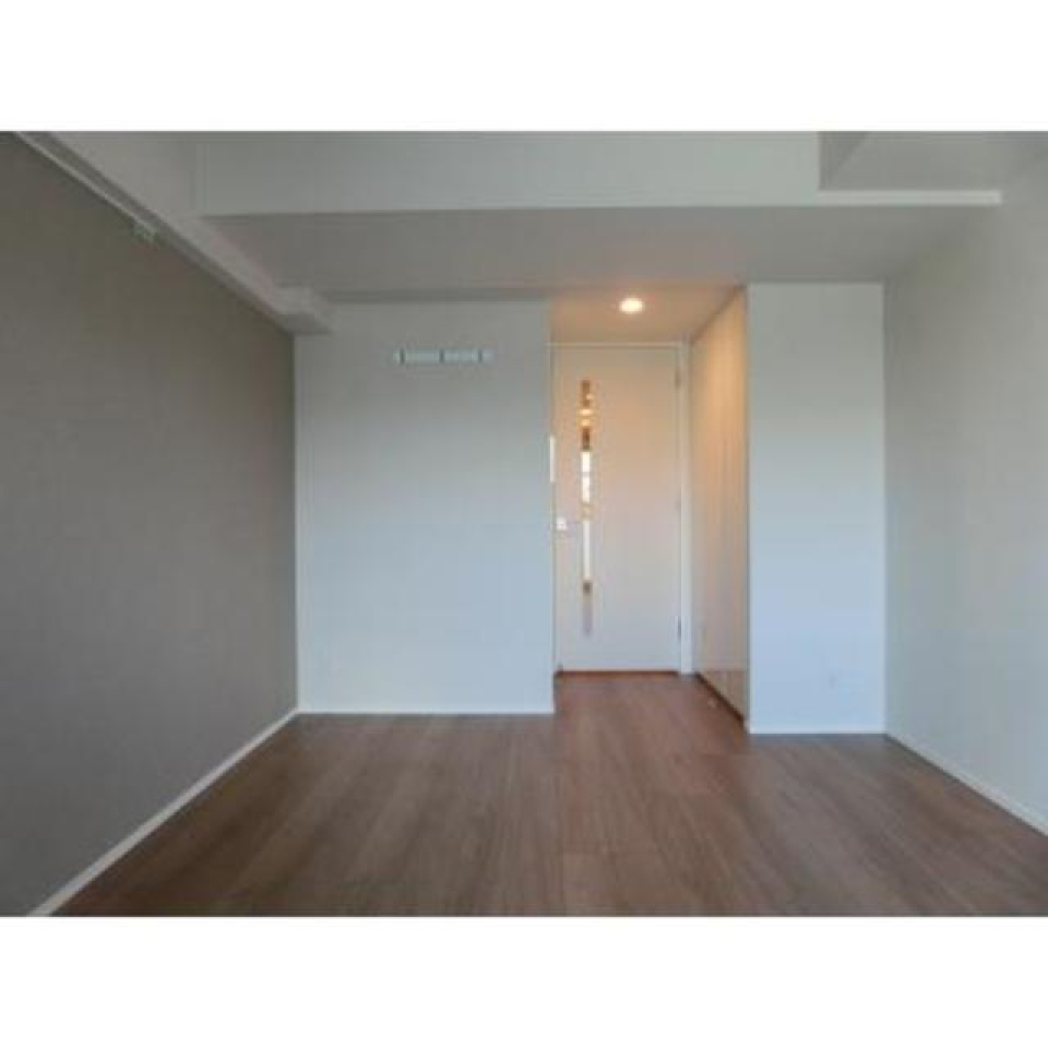 ８．２帖のグレーと白の壁の洋室です。※写真は同タイプ住戸です。