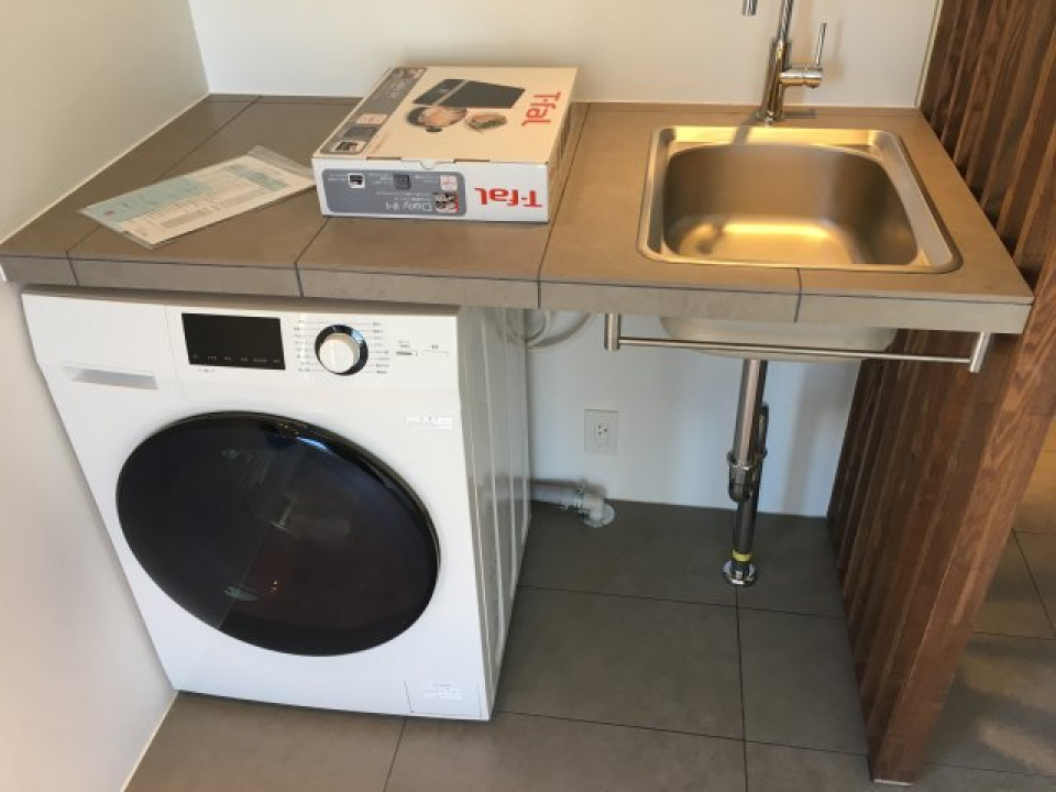 洗濯機はキッチンの下に設置されています。※参考写真