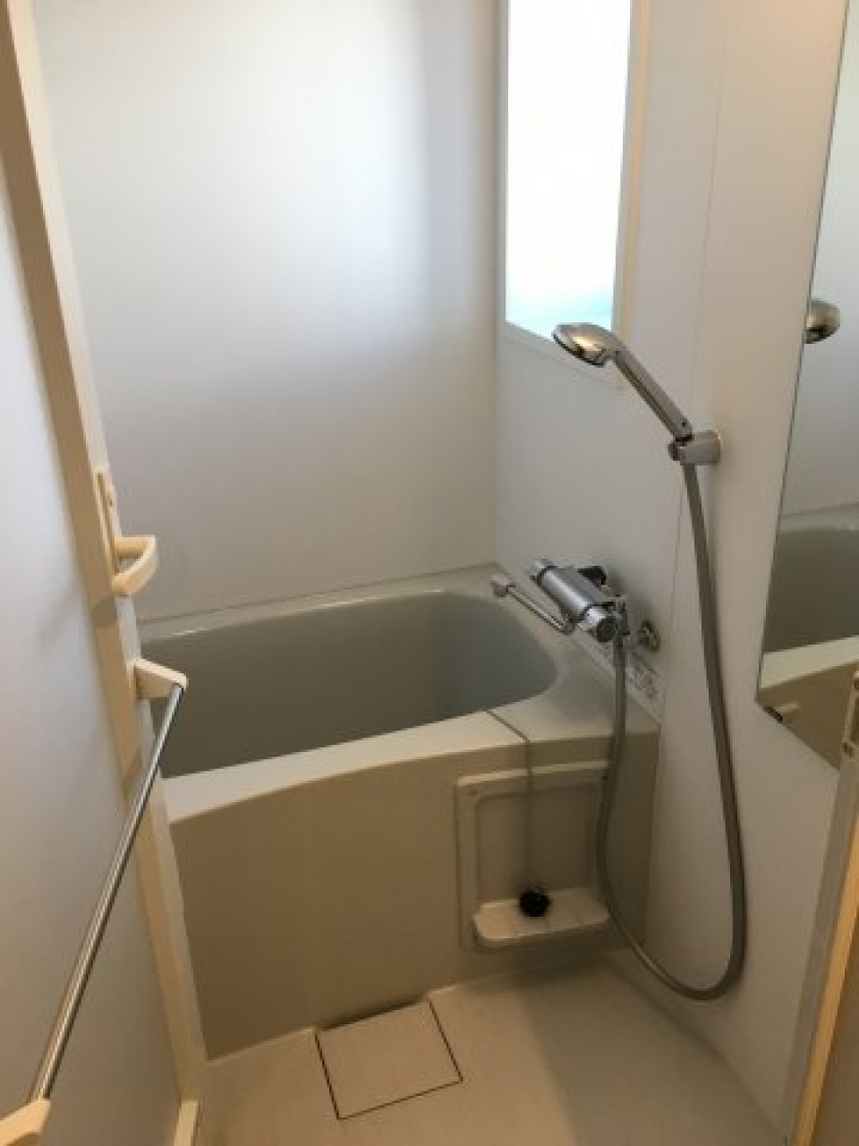 浴室には窓があって光を取り入れることが出来ます。※参考写真