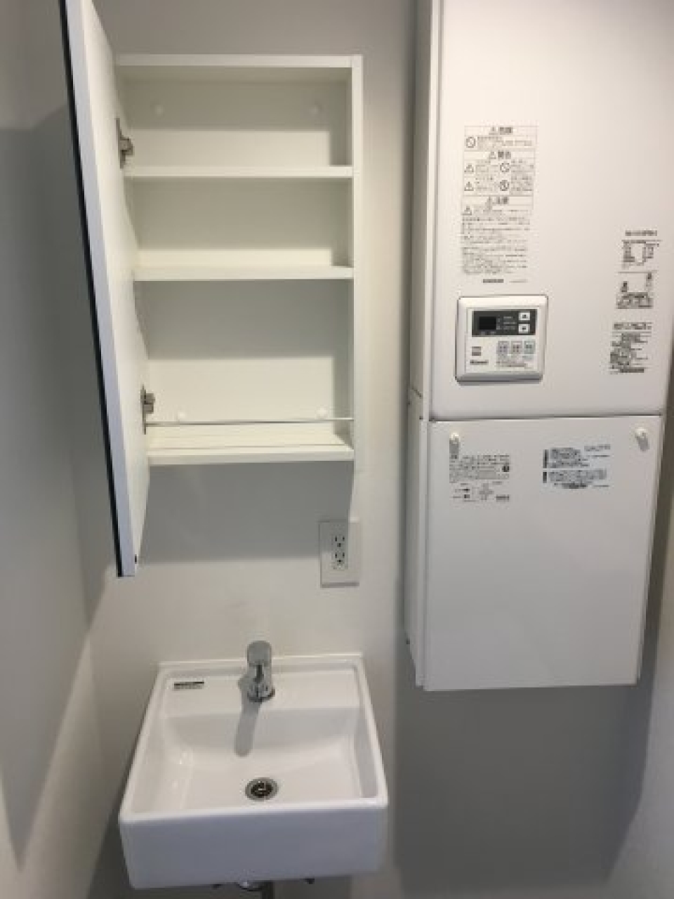 洗面台の上には収納が付いています。※参考写真