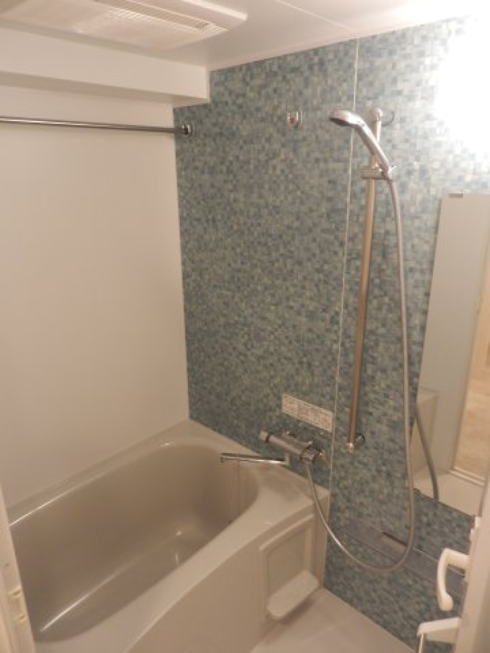 浴室乾燥機付きのバスルーム。