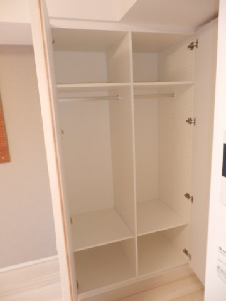 スペースはフル活用！上段にデッドスペースがないよう、棚がついています。