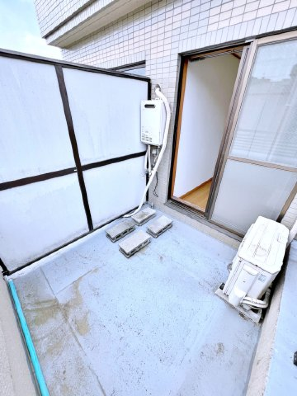 ゆとりのあるバルコニー。洗濯機は外に設置するタイプです。